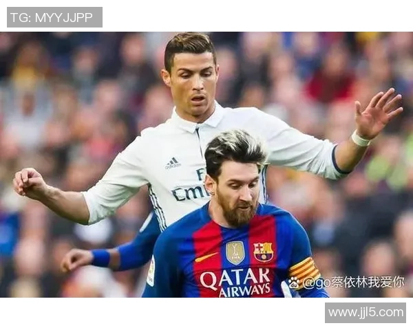 梅西在巴萨对阵马略卡比赛中展示金球荣耀引发球迷热议